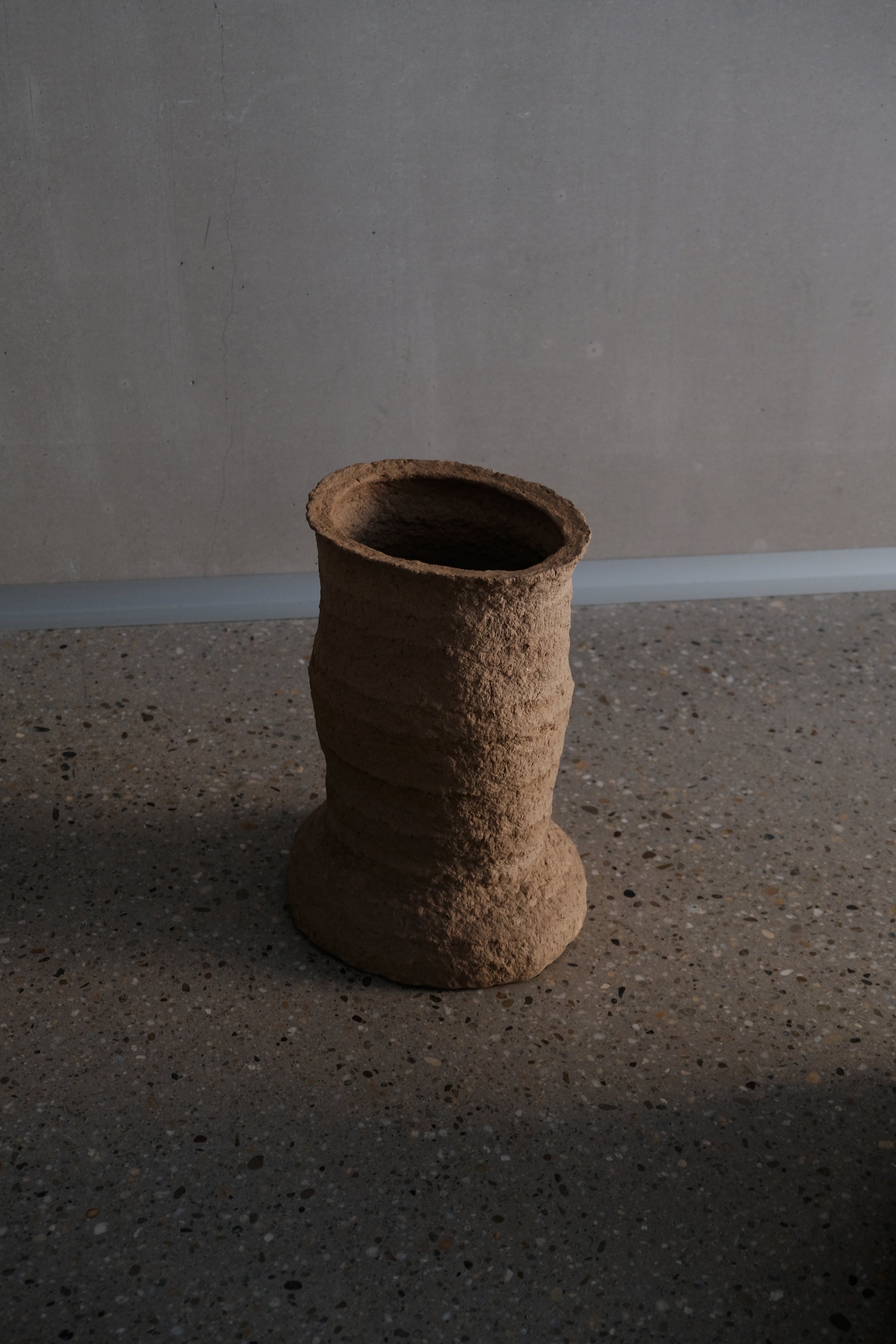 Langackerhäuslの再生紙パルプ彫刻ADOBE Stool no.1。実際に座ることができる強度を備えた、地層のような有機的ラインが美しい高さ43cmのハンドメイド一点ものスツール。