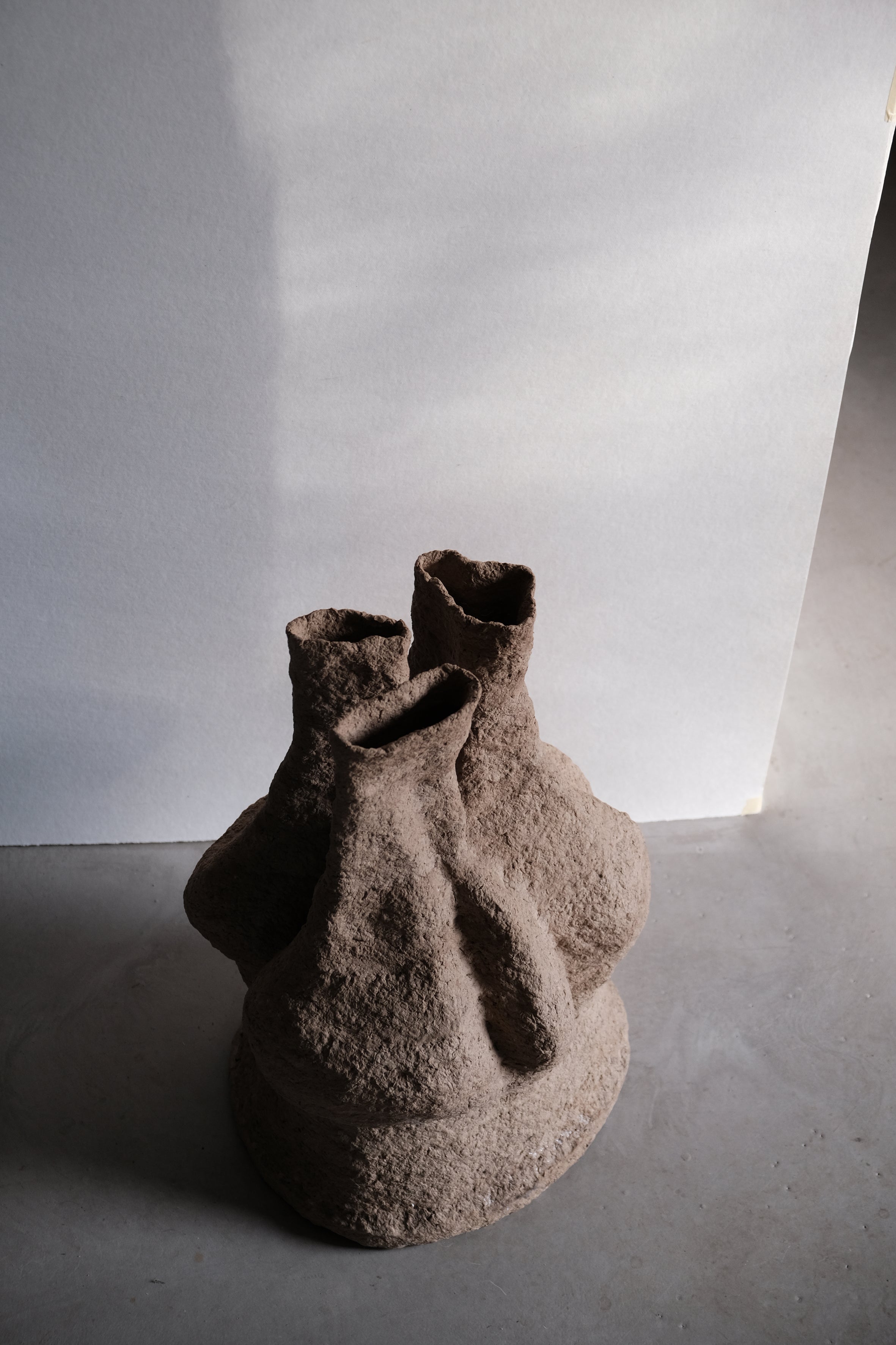 Langackerhäuslの再生紙パルプ彫刻ADOBE Table no.2。昆虫の巣をイメージした複雑なうねりと有機的な空洞が美しい、高さ53cmのハンドメイド一点ものアートテーブル。