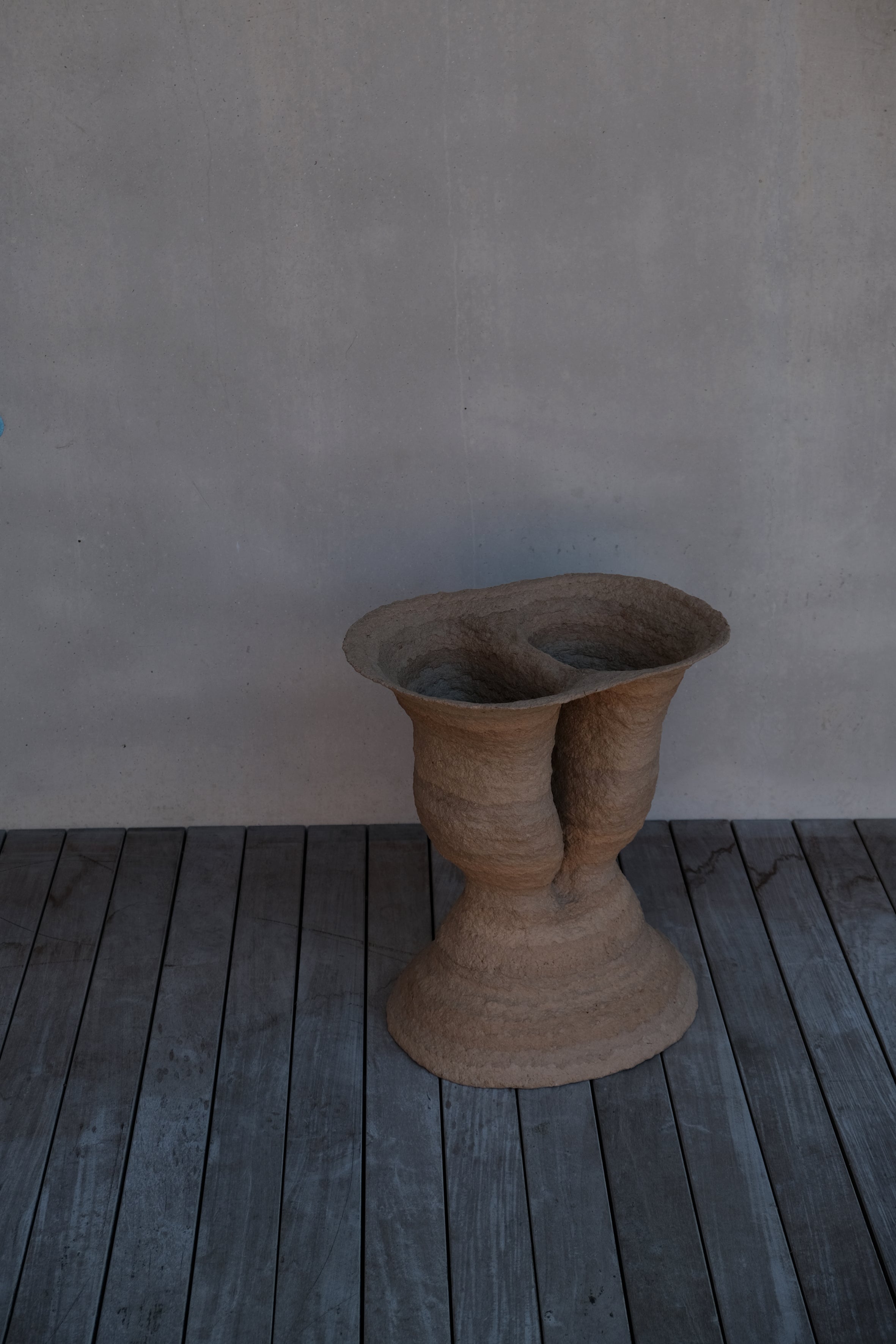 Langackerhäuslの再生紙パルプ彫刻ADOBE Table no.4。昆虫の巣をイメージし、幾層にも塗り重ねられた有機的な質感が美しい、高さ59cmのハンドメイド一点ものアートテーブル。