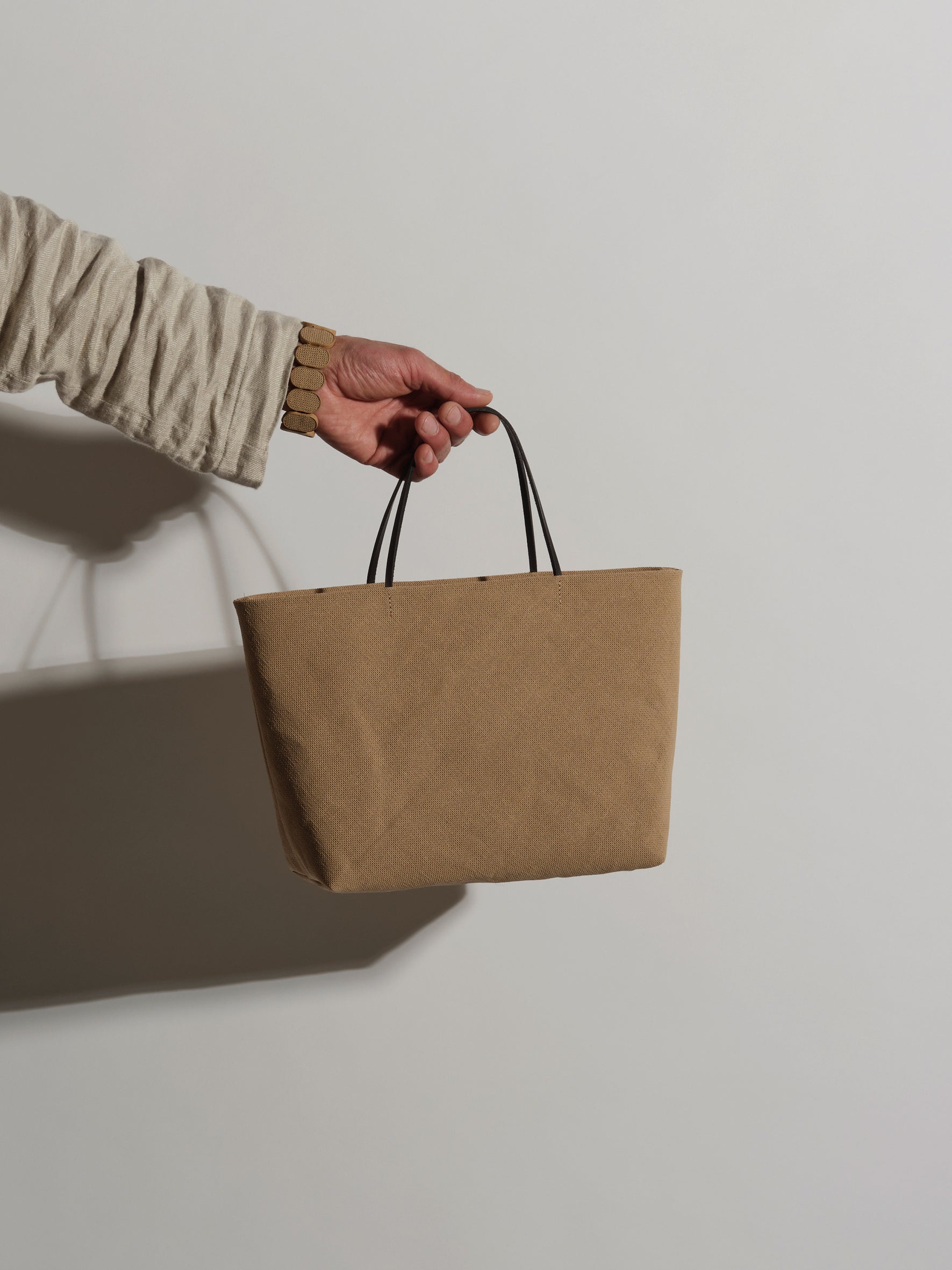 Papier Langackerhäuslのラウンド型ハンドバッグAMIGO（アミーゴ）。セルロースペーパー糸（パナマ生地）を使用した、彫刻のような曲線美が美しいオーストリア製のハンドメイドバッグ。