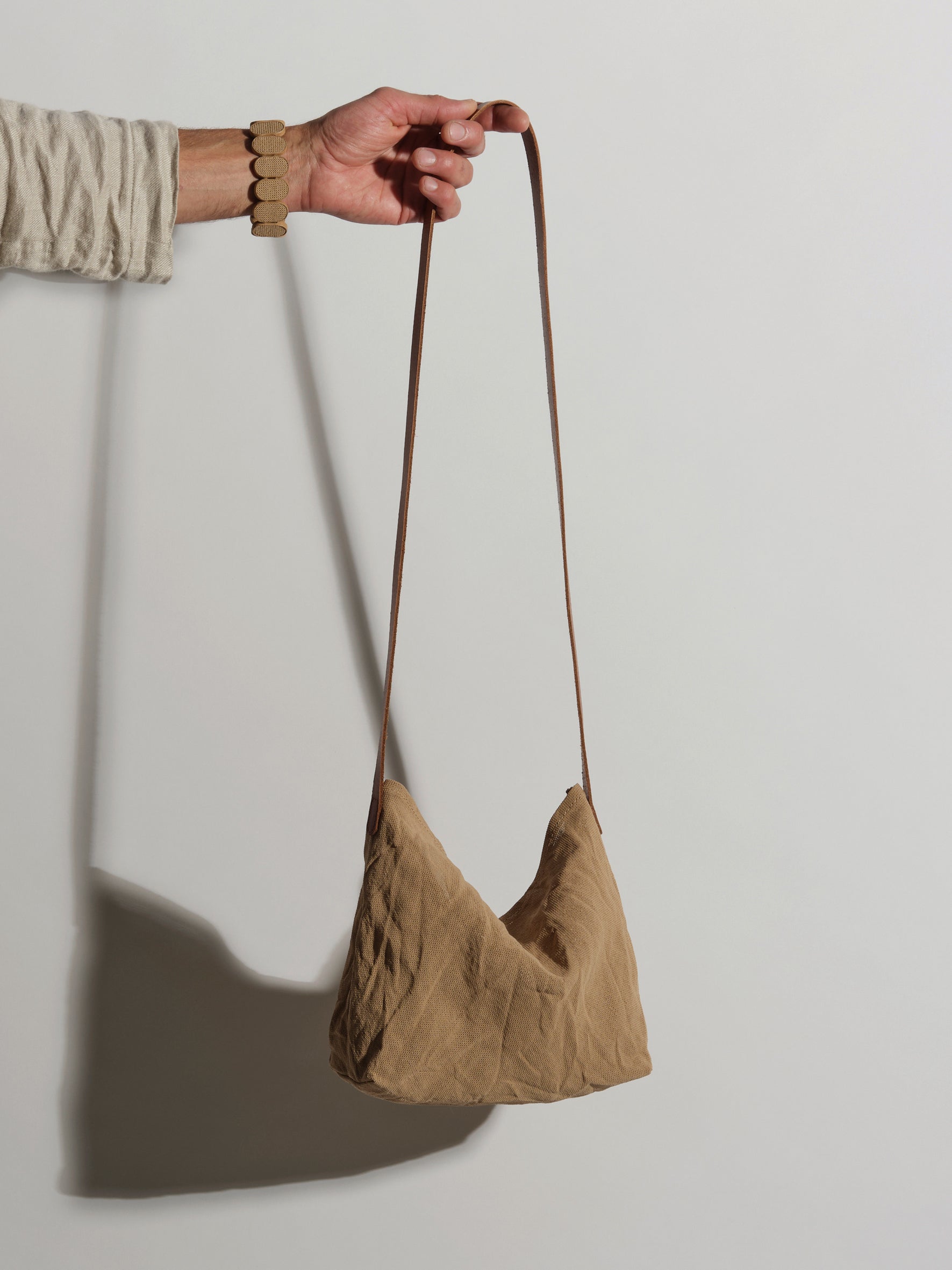 LangackerhäuslのコンパクトなショルダーバッグBOLSA（ボルサ）。ウォッシュ加工を施した一枚仕立てのパナマ生地を使用した、柔らかな手触りと軽さが特徴のオーストリア製ハンドメイドバッグ。