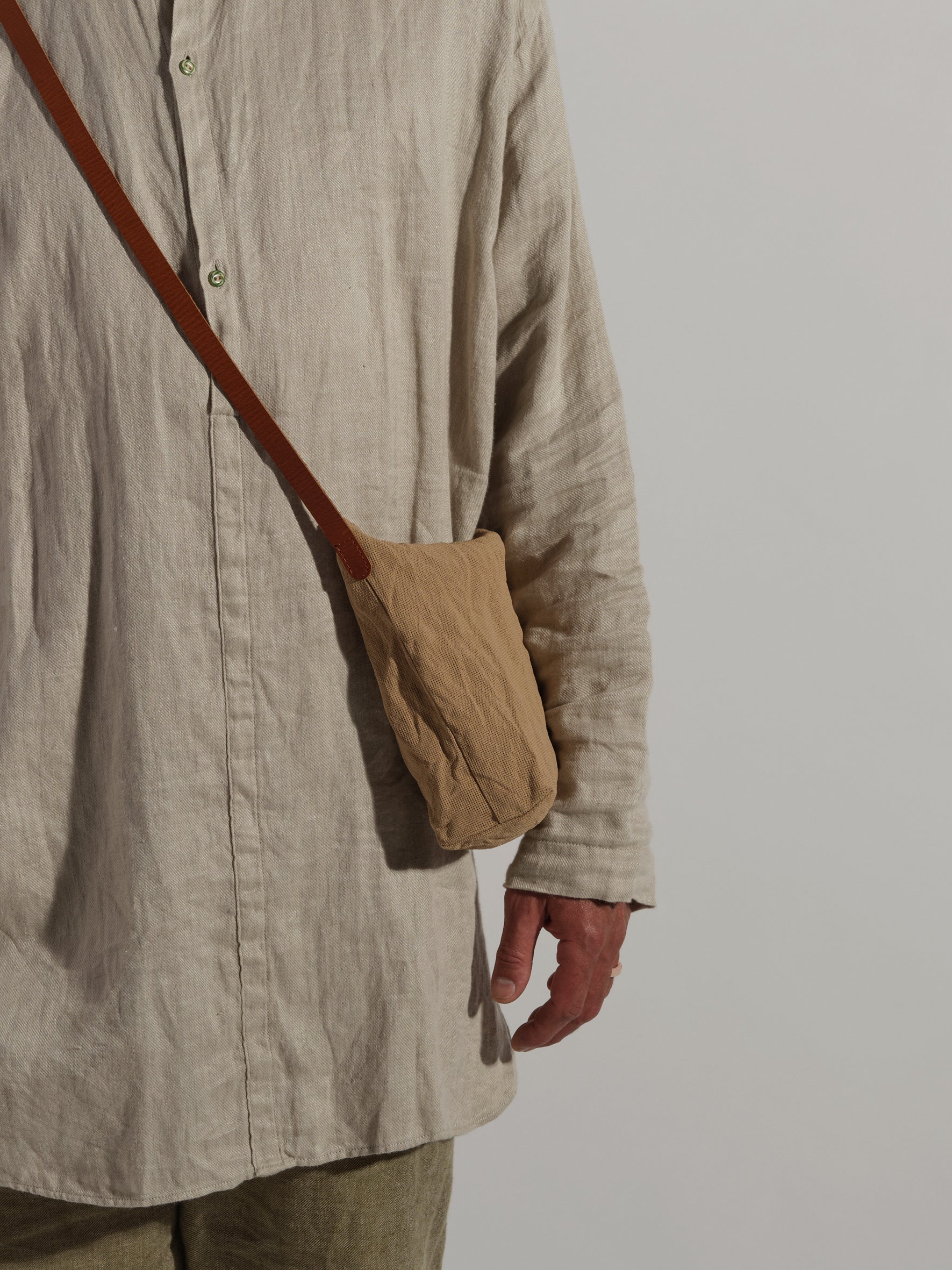 LangackerhäuslのコンパクトなショルダーバッグBOLSA（ボルサ）。ウォッシュ加工を施した一枚仕立てのパナマ生地を使用した、柔らかな手触りと軽さが特徴のオーストリア製ハンドメイドバッグ。