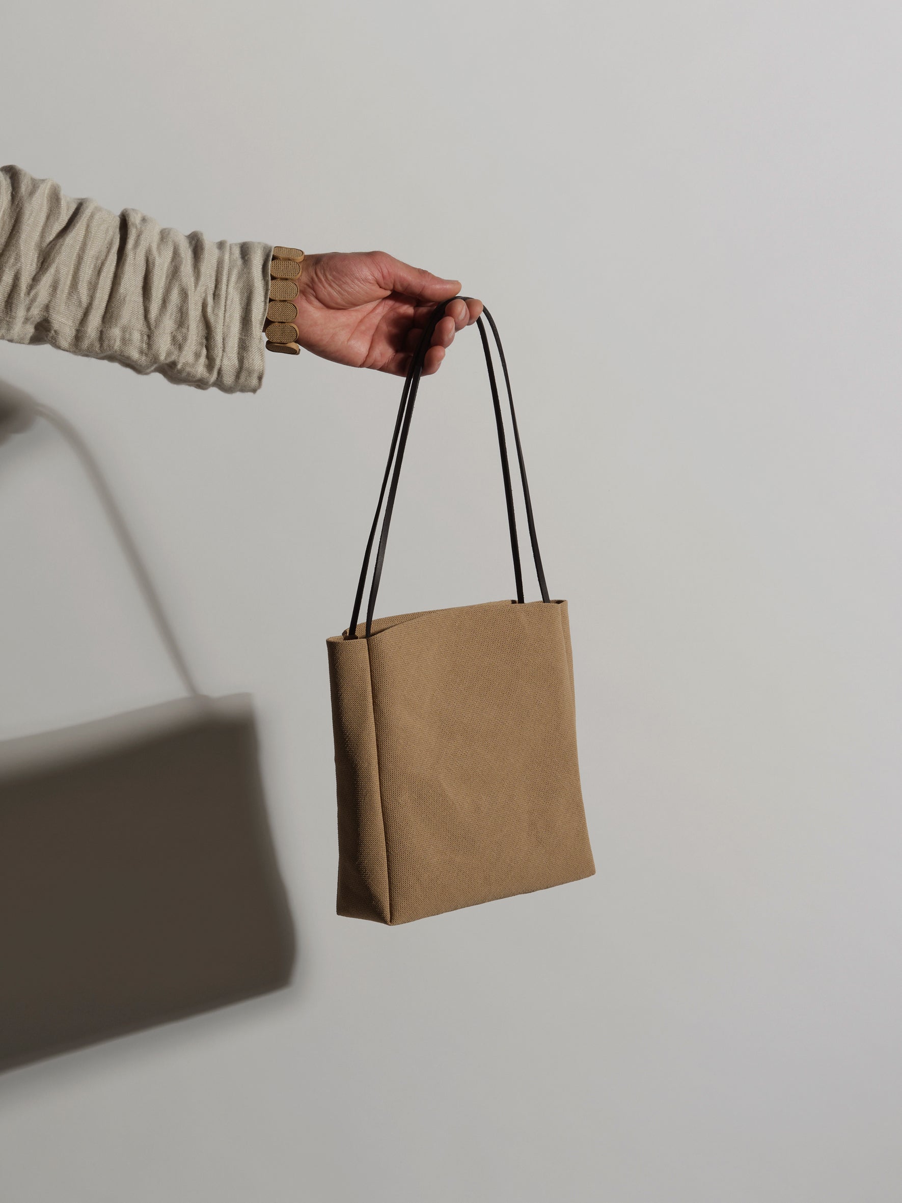 Papier LangackerhäuslのミニマルなハンドバッグBONITA（ボニータ）。二枚重ねのパナマ生地（セルロースペーパー糸）を使用した、正方形のフォルムが美しいオーストリア製のハンドメイドバッグ。