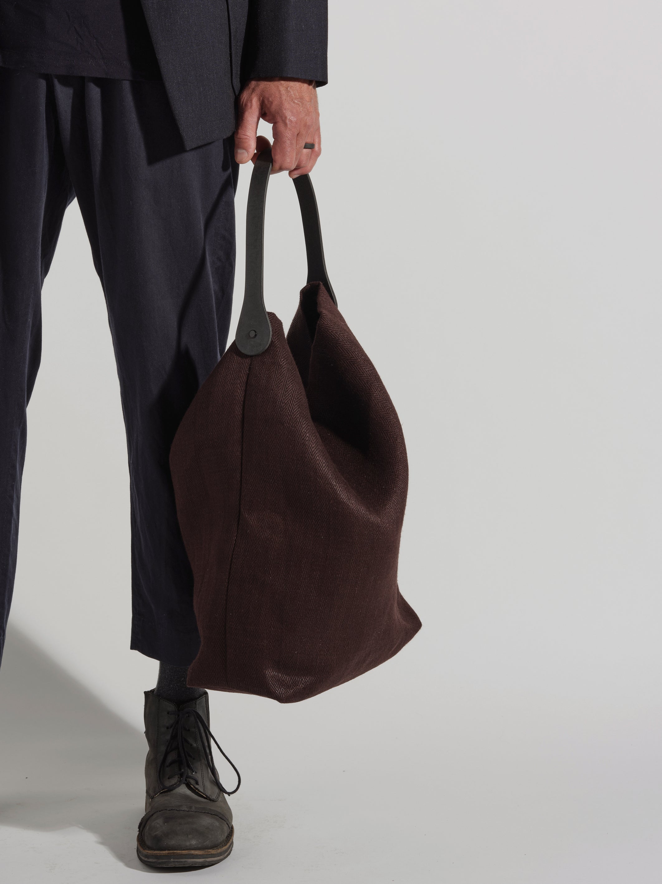 Langackerhäuslのバケット型リネンバッグBUCKET（バケット）。ヘリンボーンリネンに独自の「Tor」紙製グリップハンドルを組み合わせた、立体的なフォルムが特徴のオーストリア製ハンドメイドバッグ。