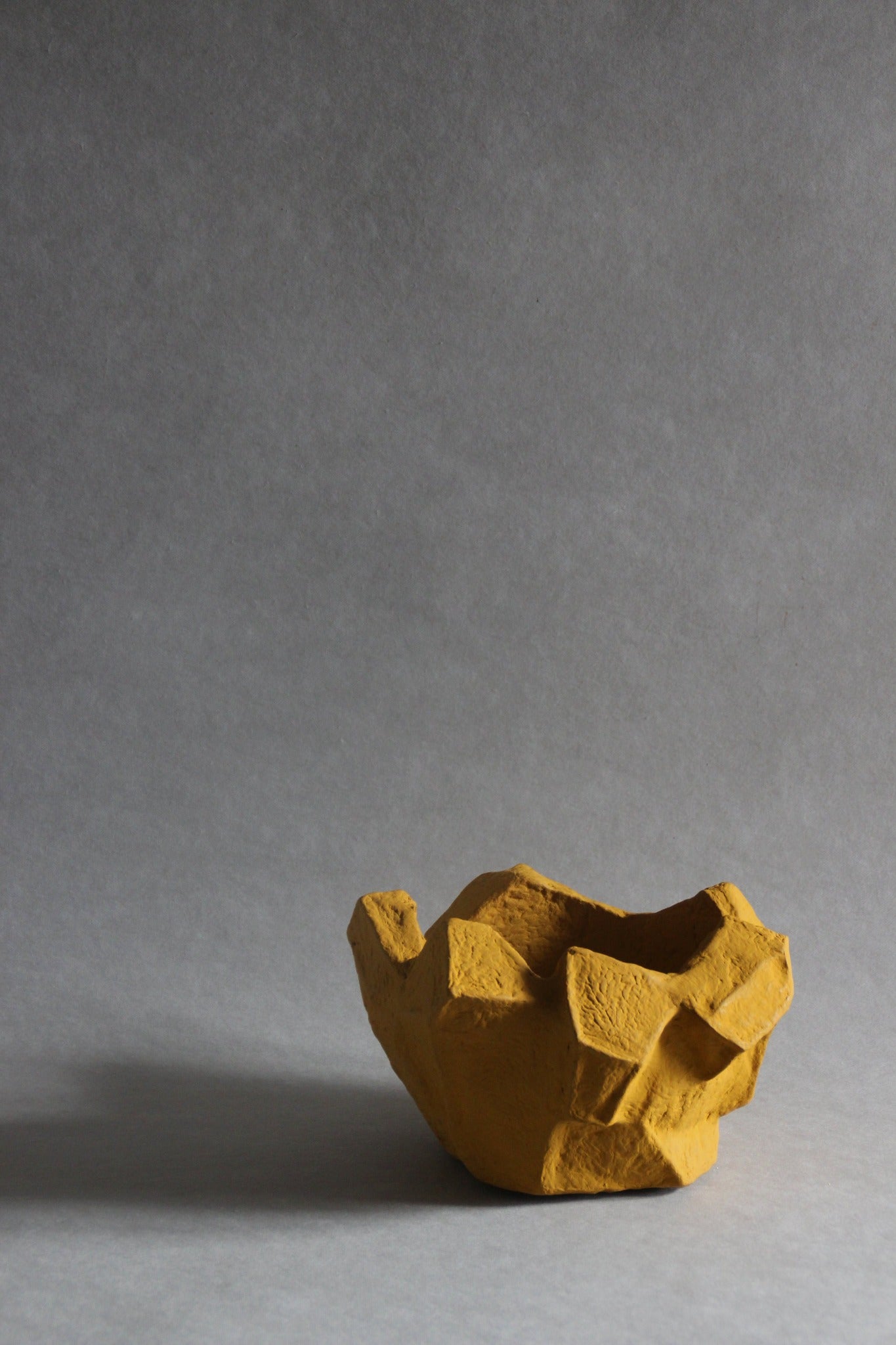 Langackerhäuslの半球状オブジェCaldera（カルデラ）。ハンドメイドペーパーにアクリルペイントを施した、直径約14cm〜19cmのオーストリア製ハンドメイドの紙の器・インテリア。