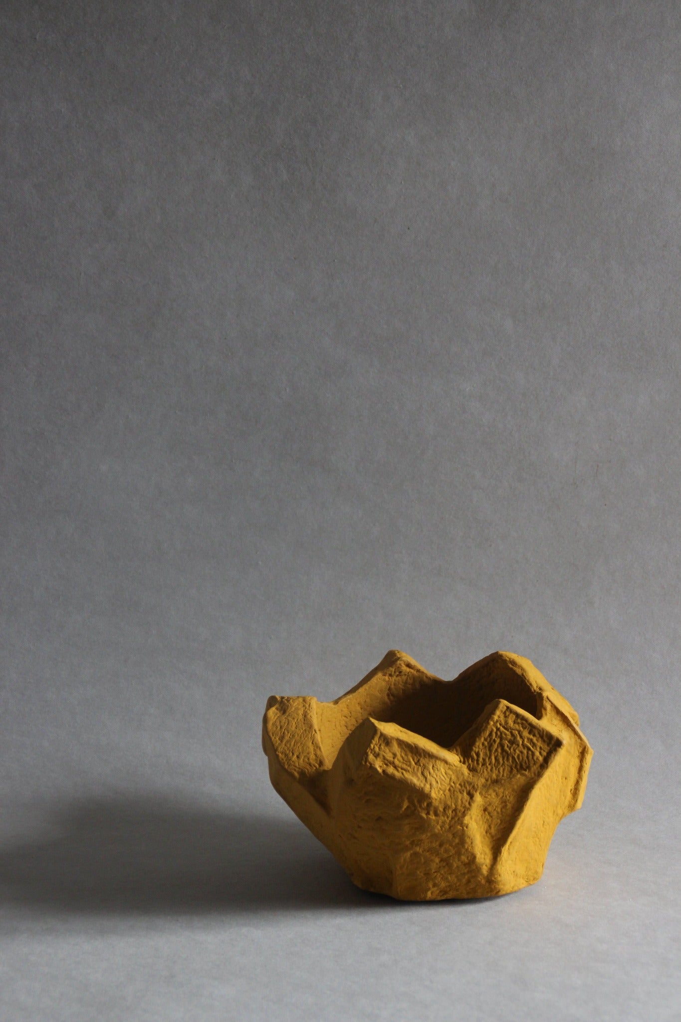 Langackerhäuslの半球状オブジェCaldera（カルデラ）。ハンドメイドペーパーにアクリルペイントを施した、直径約14cm〜19cmのオーストリア製ハンドメイドの紙の器・インテリア。
