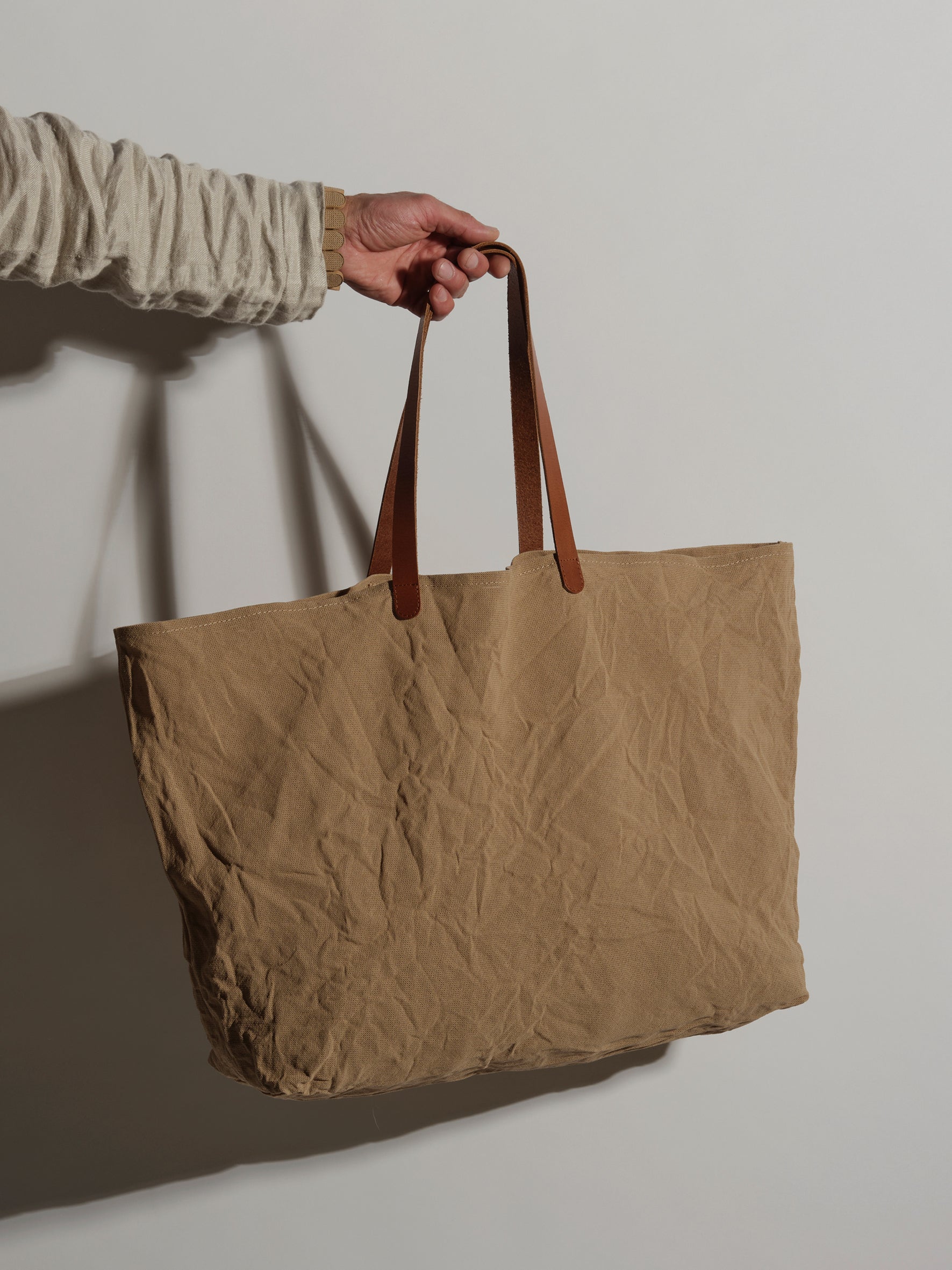 Langackerhäuslの特大トートバッグCARGO（カーゴ）。ウォッシュ加工を施した一枚仕立てのパナマ生地を使用した、柔らかな風合いと大容量が特徴のオーストリア製ハンドメイドバッグ。