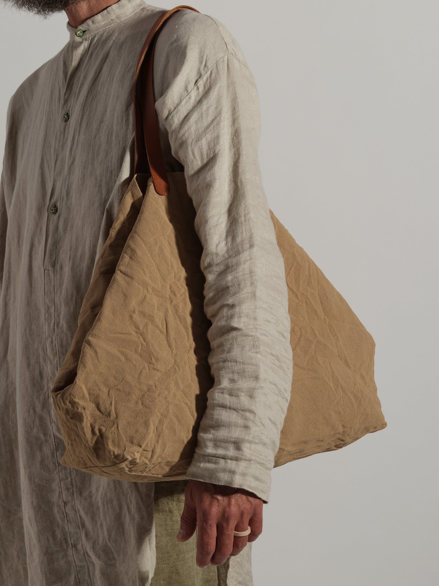Langackerhäuslの特大トートバッグCARGO（カーゴ）。ウォッシュ加工を施した一枚仕立てのパナマ生地を使用した、柔らかな風合いと大容量が特徴のオーストリア製ハンドメイドバッグ。