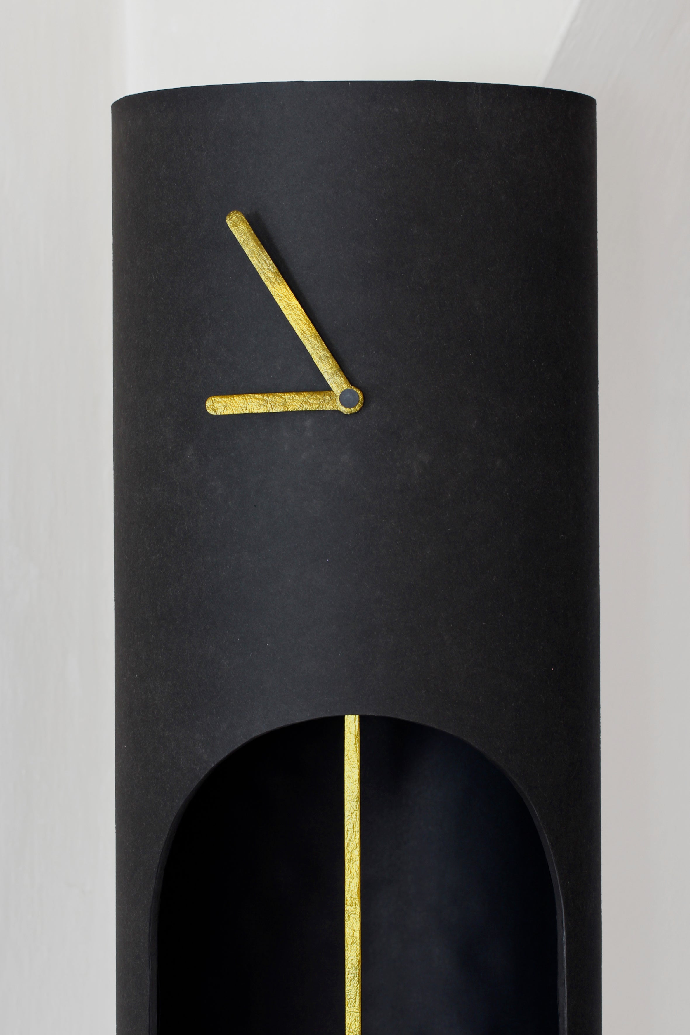 Langackerhäuslのペーパーファブリック製ホールクロックColumn clock（コラム クロック）。ブラックの本体にオールドゴールドの振り子が映える、高さ175cmのオーストリア製ハンドメイド振り子時計。