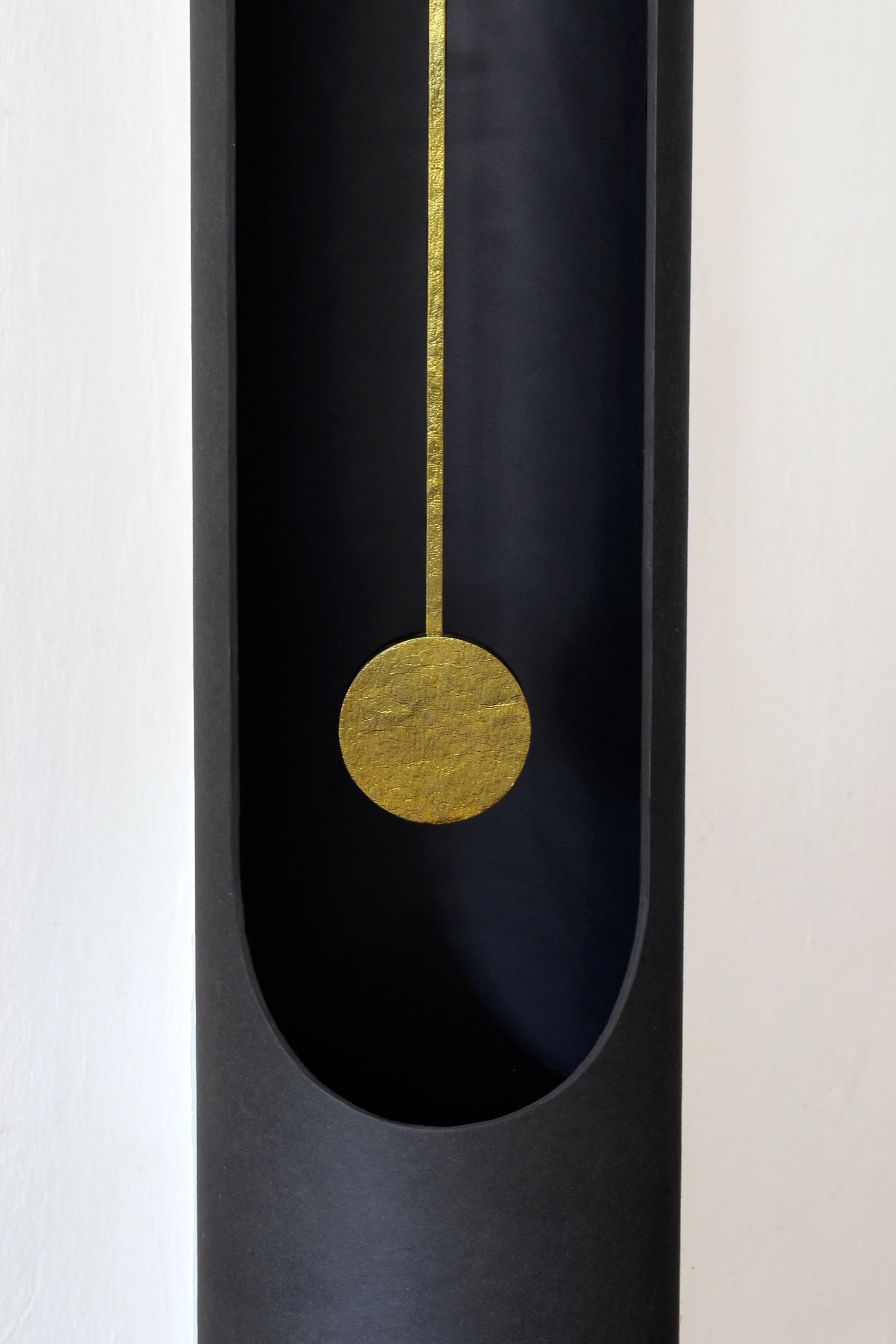 Langackerhäuslのペーパーファブリック製ホールクロックColumn clock（コラム クロック）。ブラックの本体にオールドゴールドの振り子が映える、高さ175cmのオーストリア製ハンドメイド振り子時計。