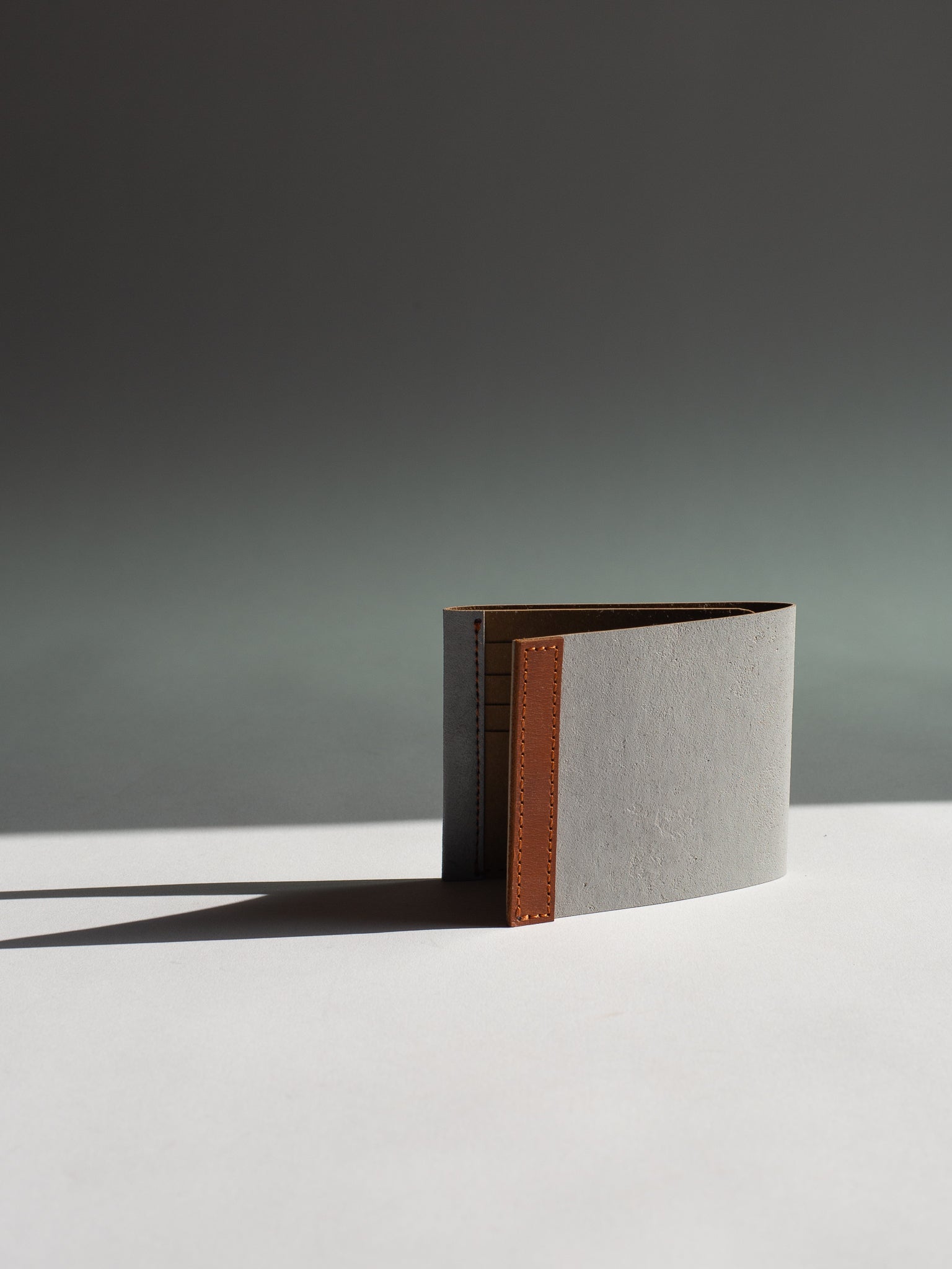LangackerhäuslのコンクリートカードケースDECIMAL（デシマル）。特殊加工紙にコンクリートを塗布した独創的な素材と、上質なレザーパーツが調和する、オーストリア製ハンドメイド財布。