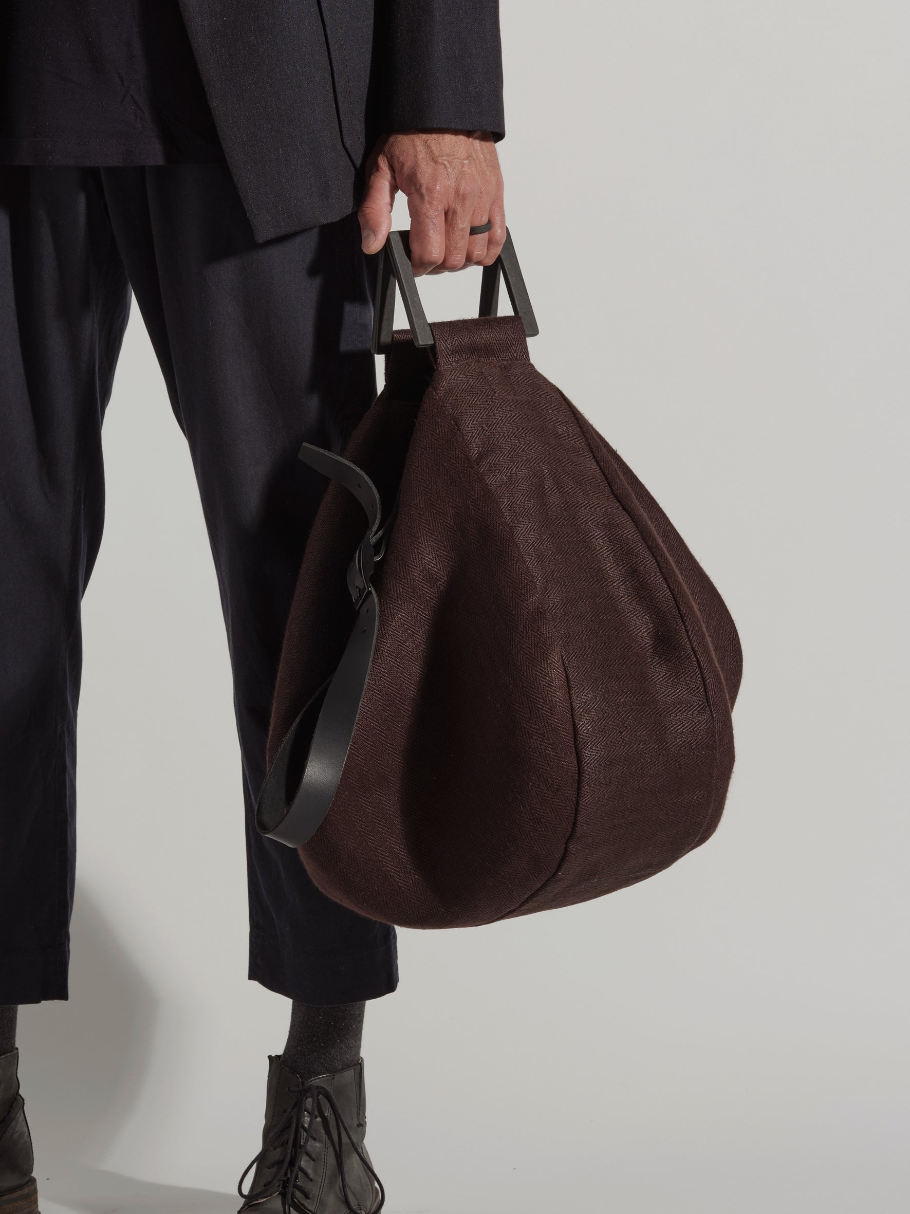 LangackerhäuslのオーバーサイズショルダーバッグDRIFTER（ドリフター）。ヘリンボーンリネンと独自の紙製ハンドルを組み合わせた、半月型のフォルムが特徴のオーストリア製ハンドメイドバッグ。