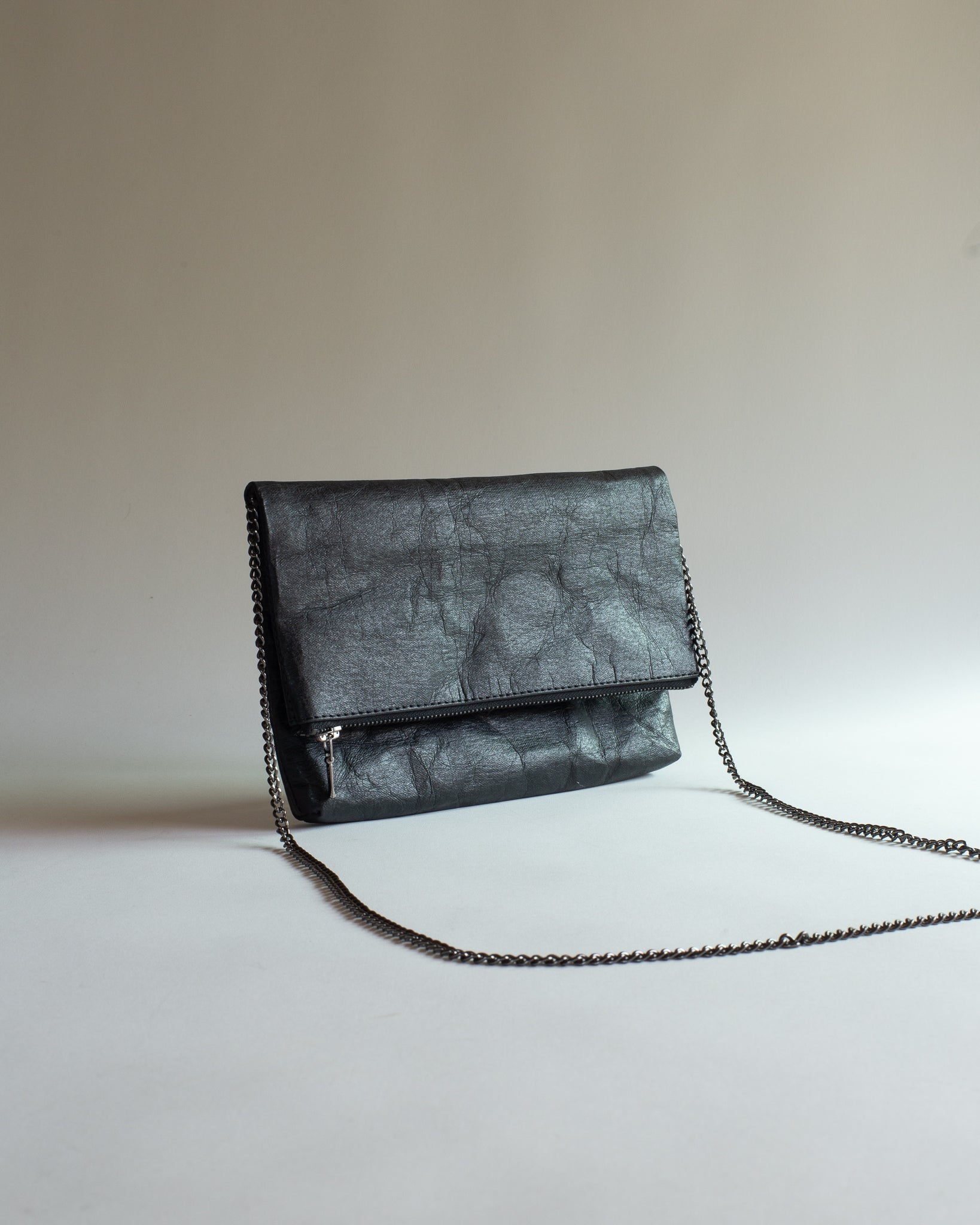 Langackerhäuslの2WAYバッグFolded Clutch（フォールデッド・クラッチ）。タフタの裏地を採用し、チェーンを付ければショルダー、外せばクラッチとして使える、亜鉛色、炭色、嵐空色のオーストリア製ハンドメイドバッグ。