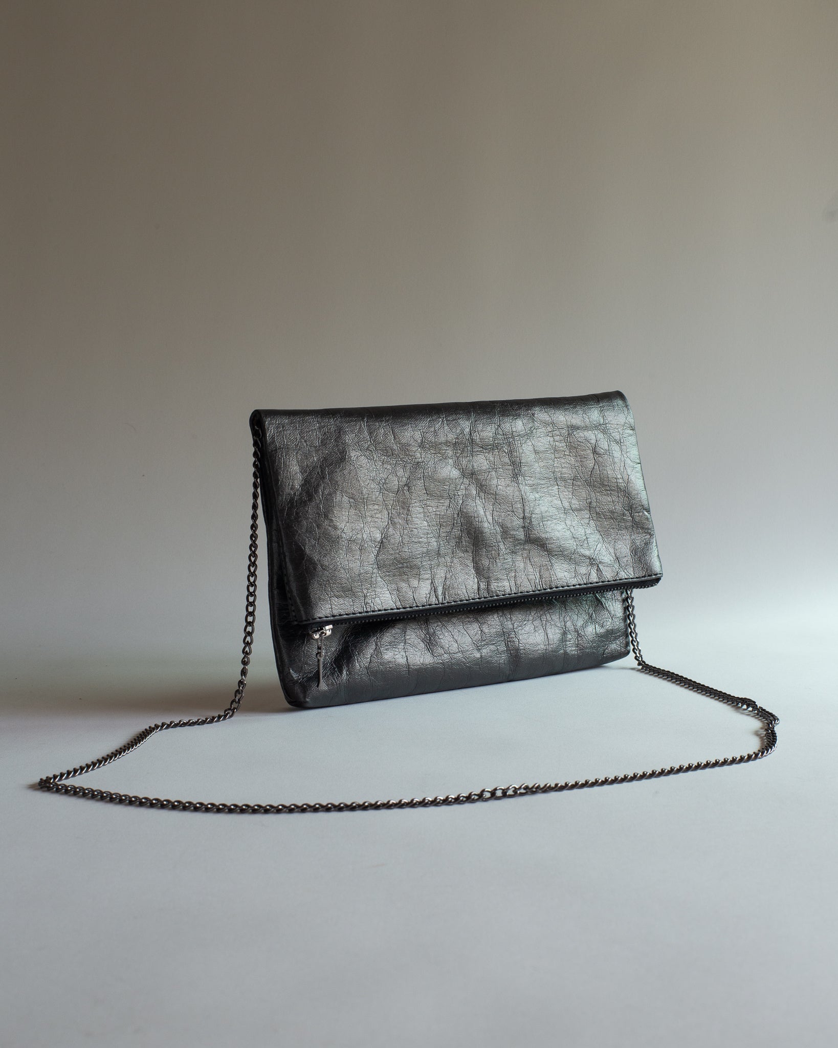 Langackerhäuslの2WAYバッグFolded Clutch（フォールデッド・クラッチ）。タフタの裏地を採用し、チェーンを付ければショルダー、外せばクラッチとして使える、亜鉛色、炭色、嵐空色のオーストリア製ハンドメイドバッグ。