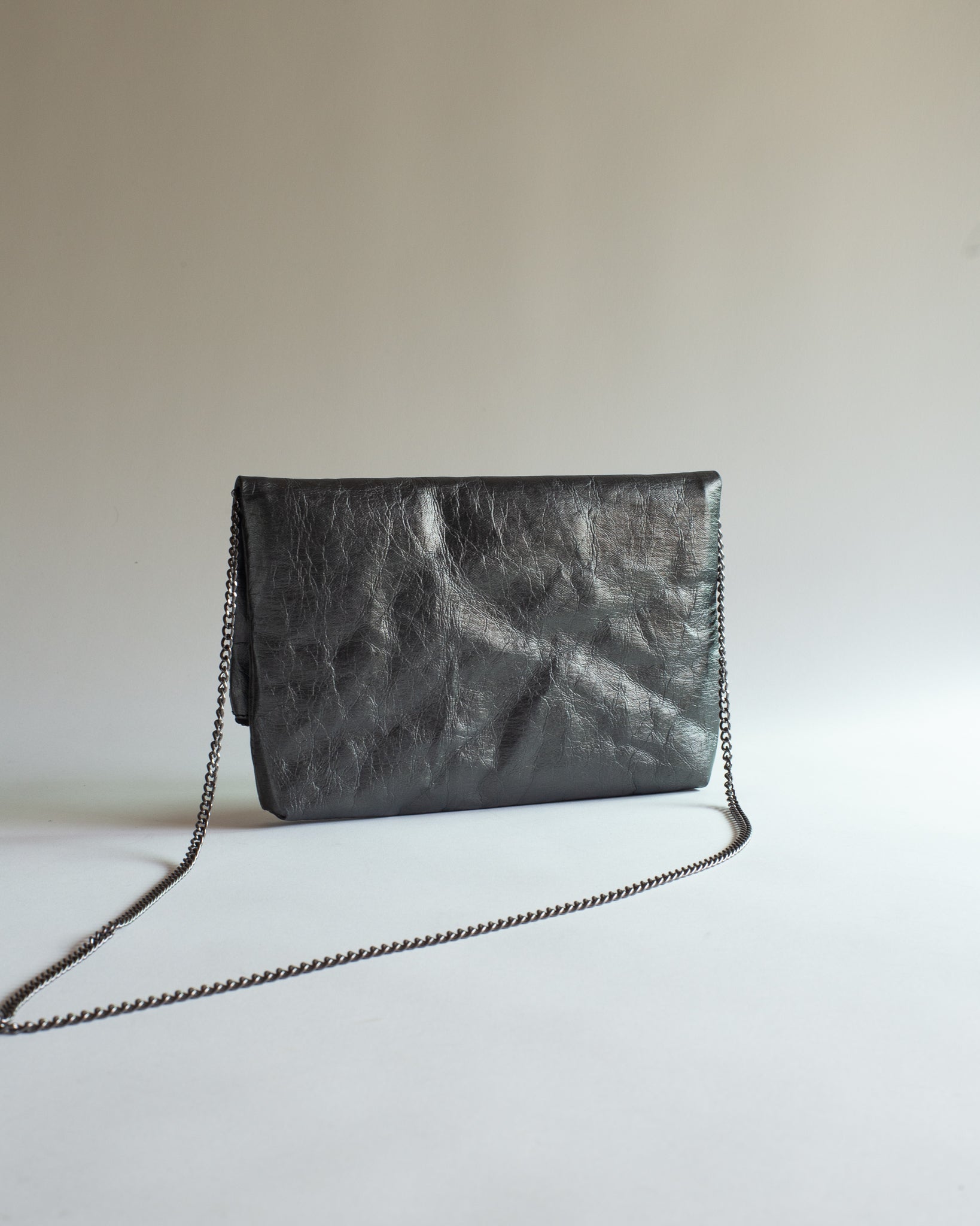 Langackerhäuslの2WAYバッグFolded Clutch（フォールデッド・クラッチ）。タフタの裏地を採用し、チェーンを付ければショルダー、外せばクラッチとして使える、亜鉛色、炭色、嵐空色のオーストリア製ハンドメイドバッグ。