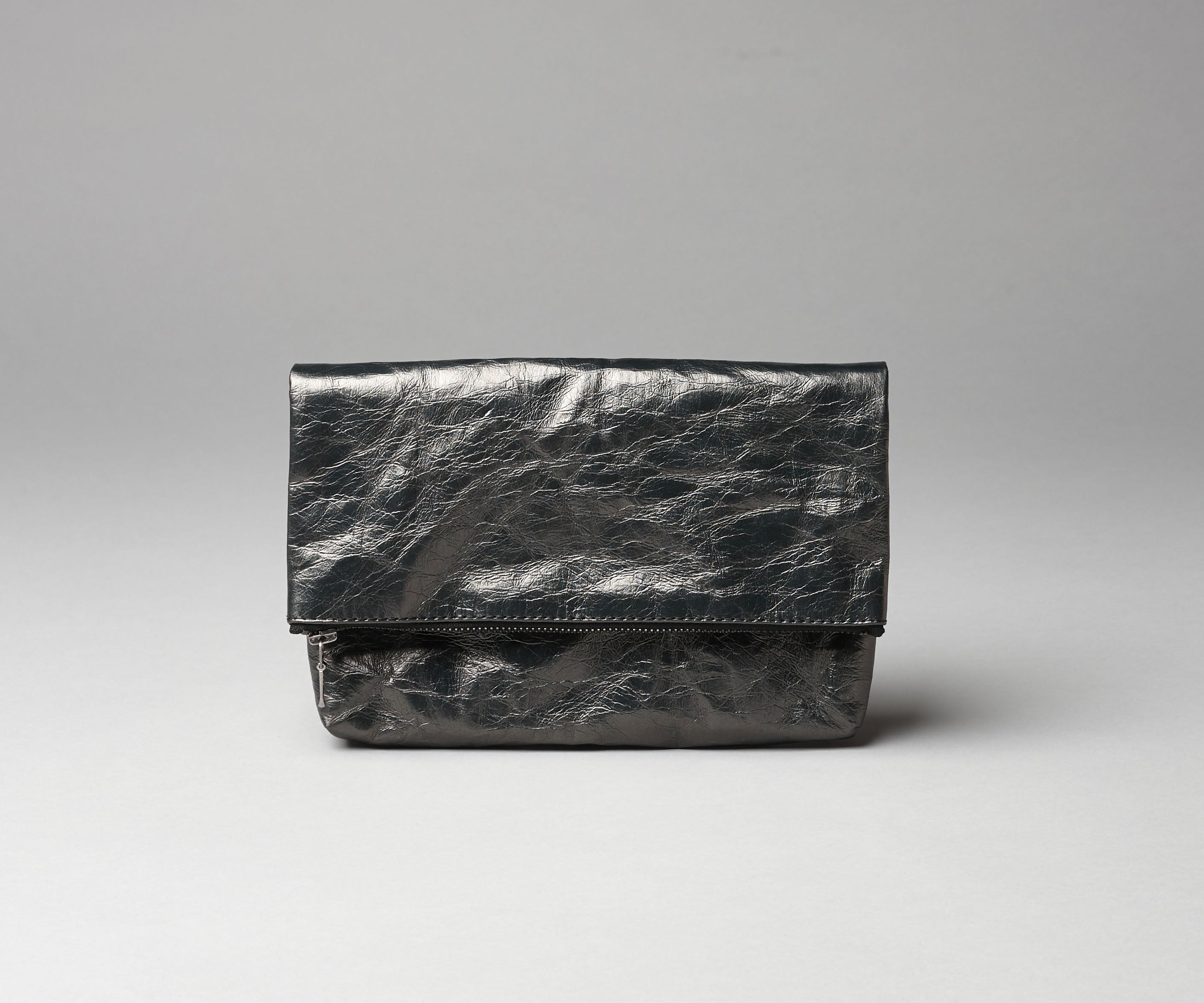 Langackerhäuslの2WAYバッグFolded Clutch（フォールデッド・クラッチ）。タフタの裏地を採用し、チェーンを付ければショルダー、外せばクラッチとして使える、亜鉛色、炭色、嵐空色のオーストリア製ハンドメイドバッグ。