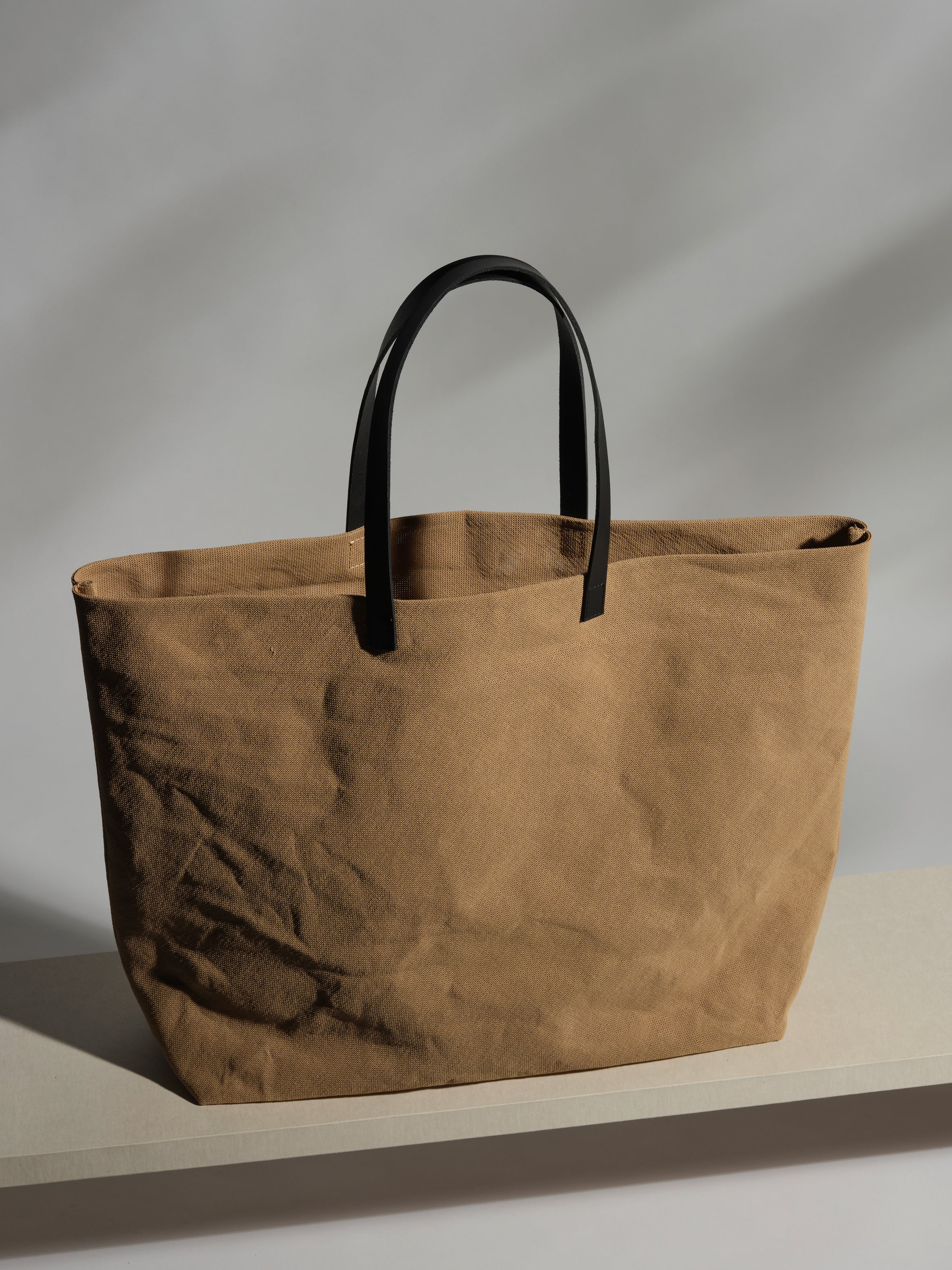 Papier Langackerhäuslの大型ハンドバッグMERCATO。水洗いしない二枚重ねのパナマ生地（セルロースペーパー糸）を使用した、A4ファイルやPCも収納可能なオーストリア製のハンドメイドトートバッグ。
