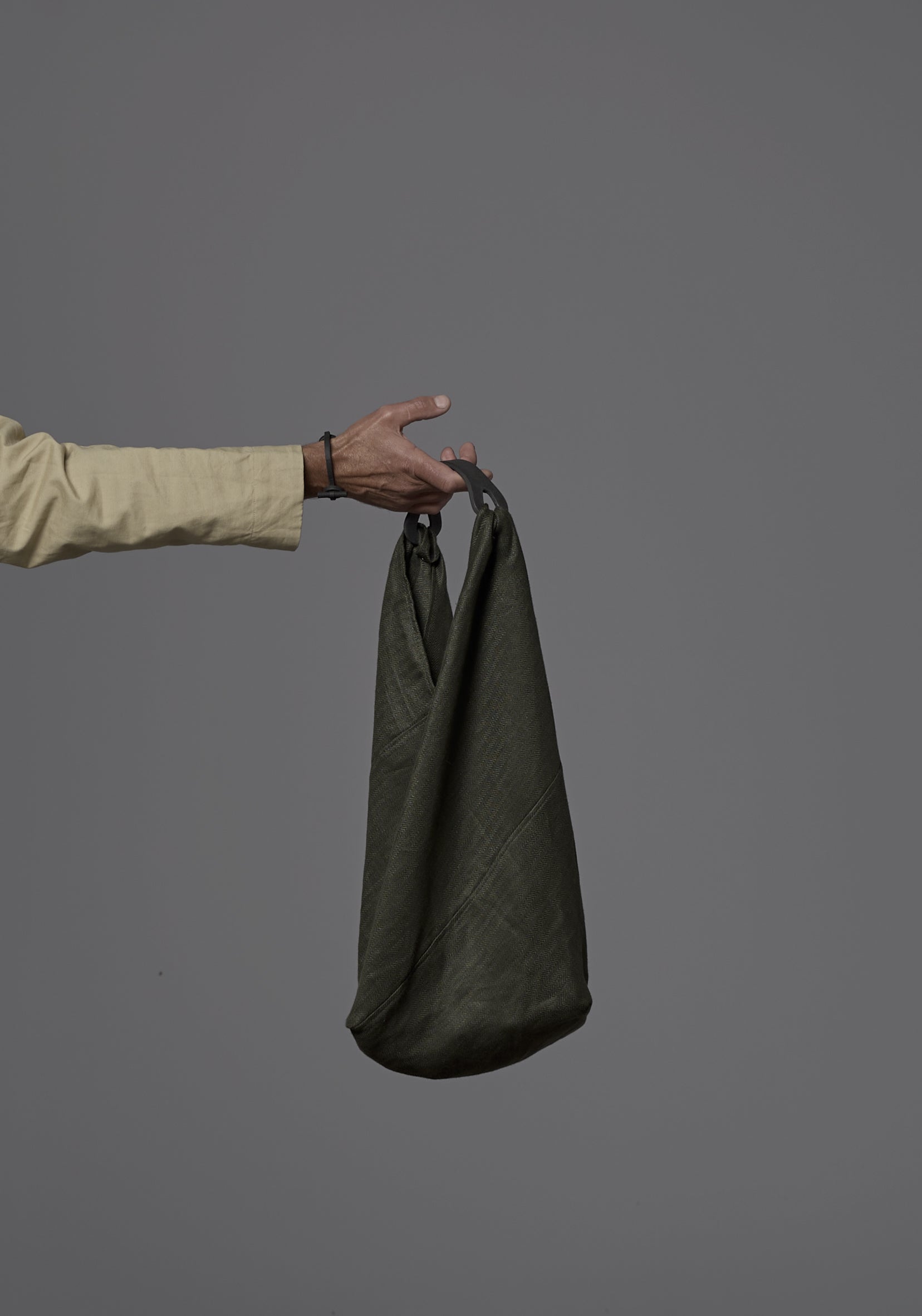 LangackerhäuslとVieböckのリネンバッグNOMAD（ノマド）。オーガニックリネンのボディと、独自の「Tor」紙製ハンドルが共演する、オーストリア製ハンドメイドトートバッグ。