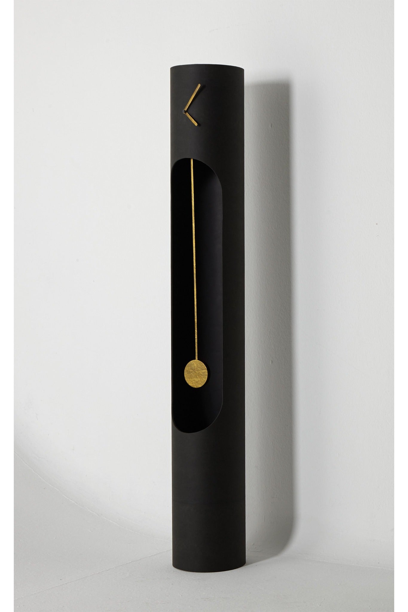 Langackerhäuslのペーパーファブリック製ホールクロックColumn clock（コラム クロック）。ブラックの本体にオールドゴールドの振り子が映える、高さ175cmのオーストリア製ハンドメイド振り子時計。
