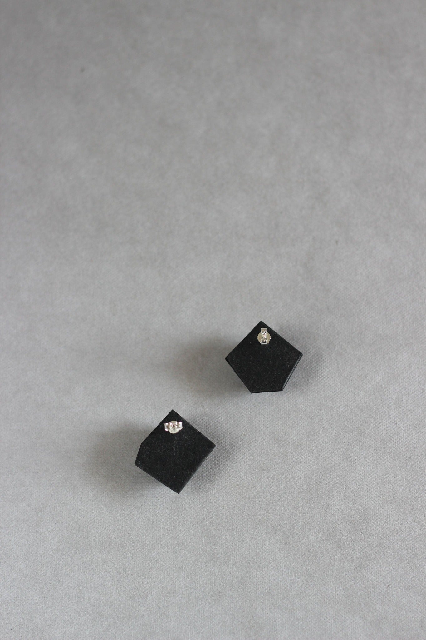 Langackerhäuslの幾何学イヤリング「KRISTL（クリスタル）」。多面体の結晶が耳にフィットする、約3cmサイズのブラック超軽量ハンドメイドピアス。純銀製スタッドを採用したオーストリア製ジュエリー。